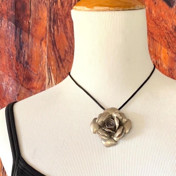 Vintage Jewelry - 🛍$5 if Bundled!🛍VTG Metal Rose Pendant